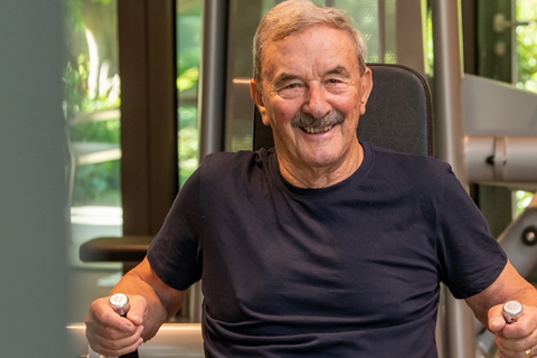 Patient während der Therapie am Trainingsgerät in der Rehaklinik Dussnang