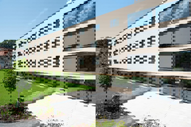 Aussenaufnahme des Tolenberg Neubaus an der Rehaklinik Dussnang