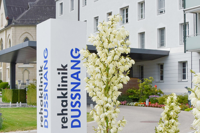 Namenstafel vor dem Eingang der Rehaklinik Dussnang