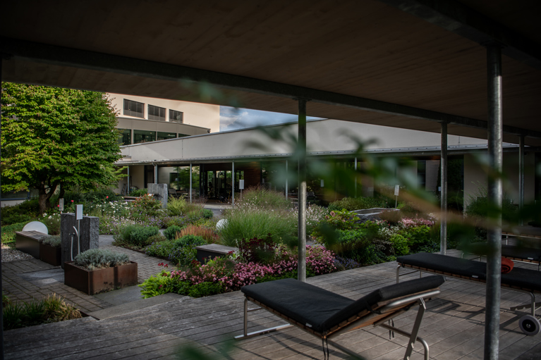 Kneipp-Innenhof der Rehaklinik Dussnang