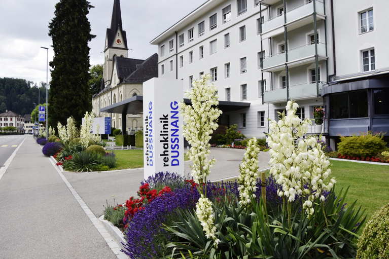Aussenaufnahme des Vordereinganges der Rehaklinik Dussnang