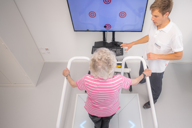 Muskuloskelettale Rehabilitationspatientin beim Gleichgewichts- und Koordinationstraining