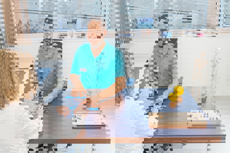 Ergotherapeut Yassin während dem funktionellen Training auf sensomotorischer Ebene