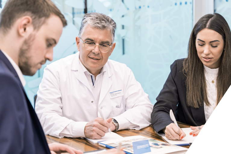 Mitarbeiter des International Office zusammen mit dem leitenden Arzt bei der Abklärung zur Aufnahme eines ausländischen Patienten